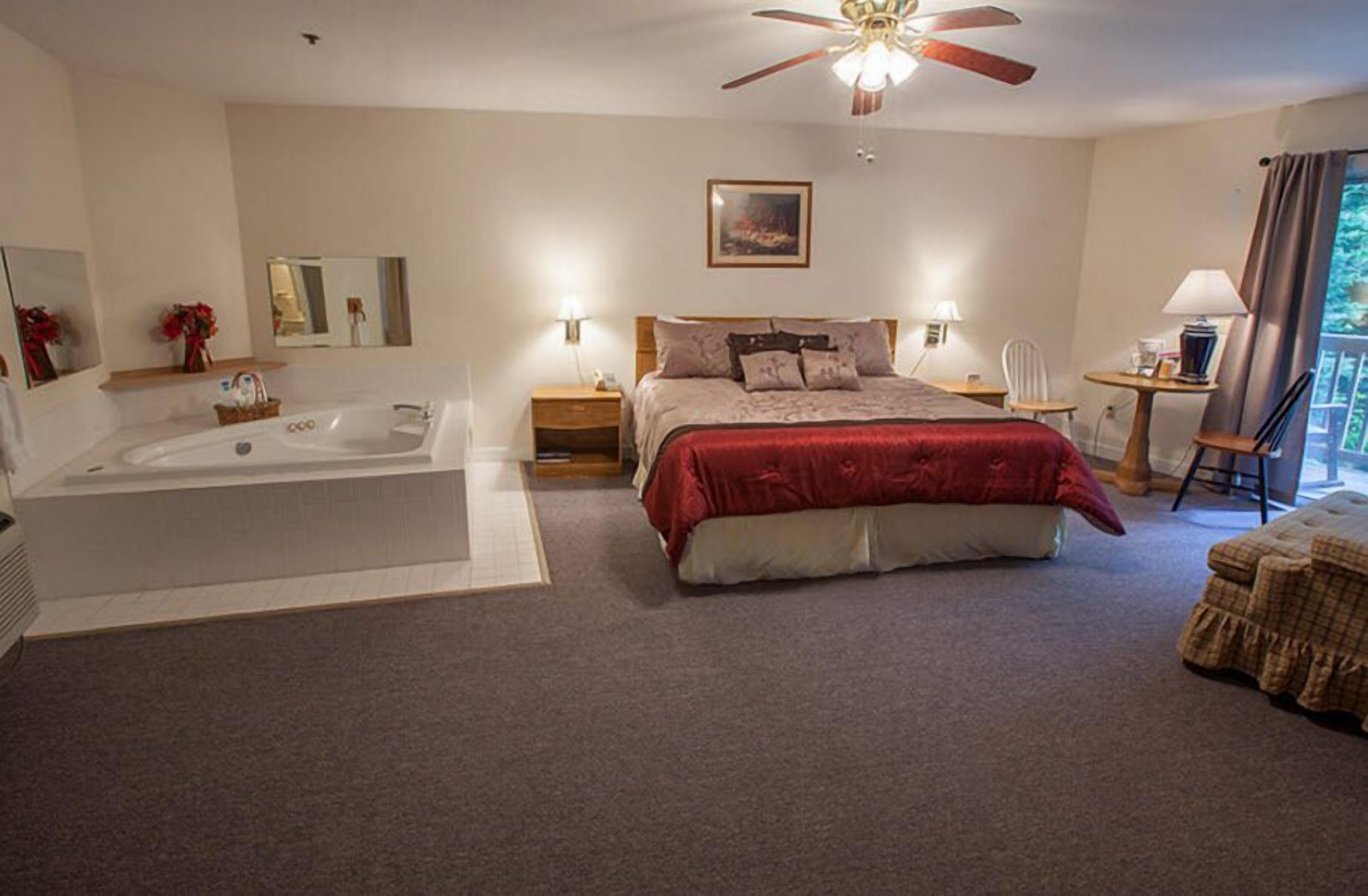 room, 1 king bed, jetted tub | blackout curtains, iron/ironing board, free wifi, bed sheets