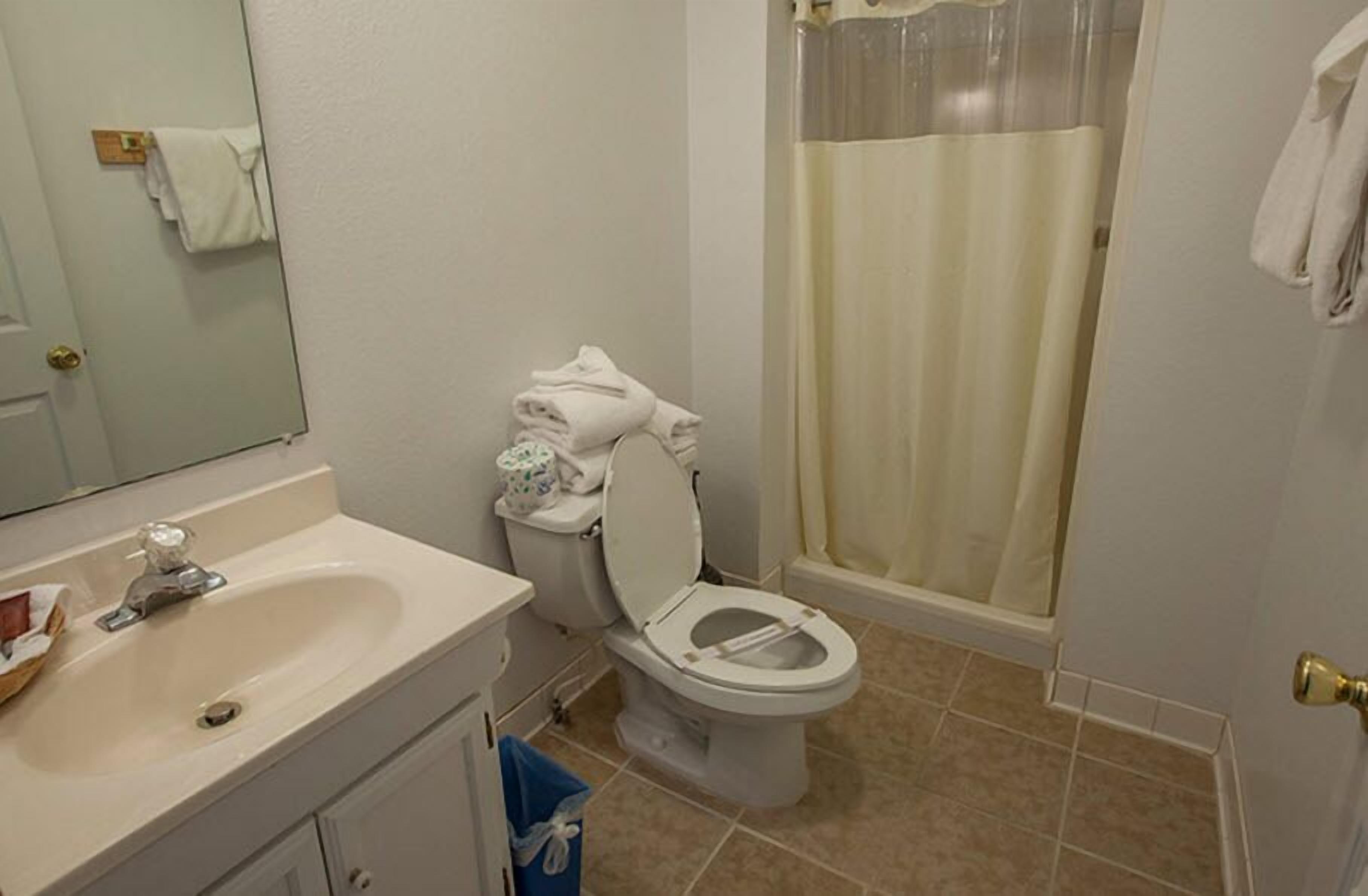 room, 1 king bed, jetted tub | bathroom | combined shower/bathtub, free toiletries, towels