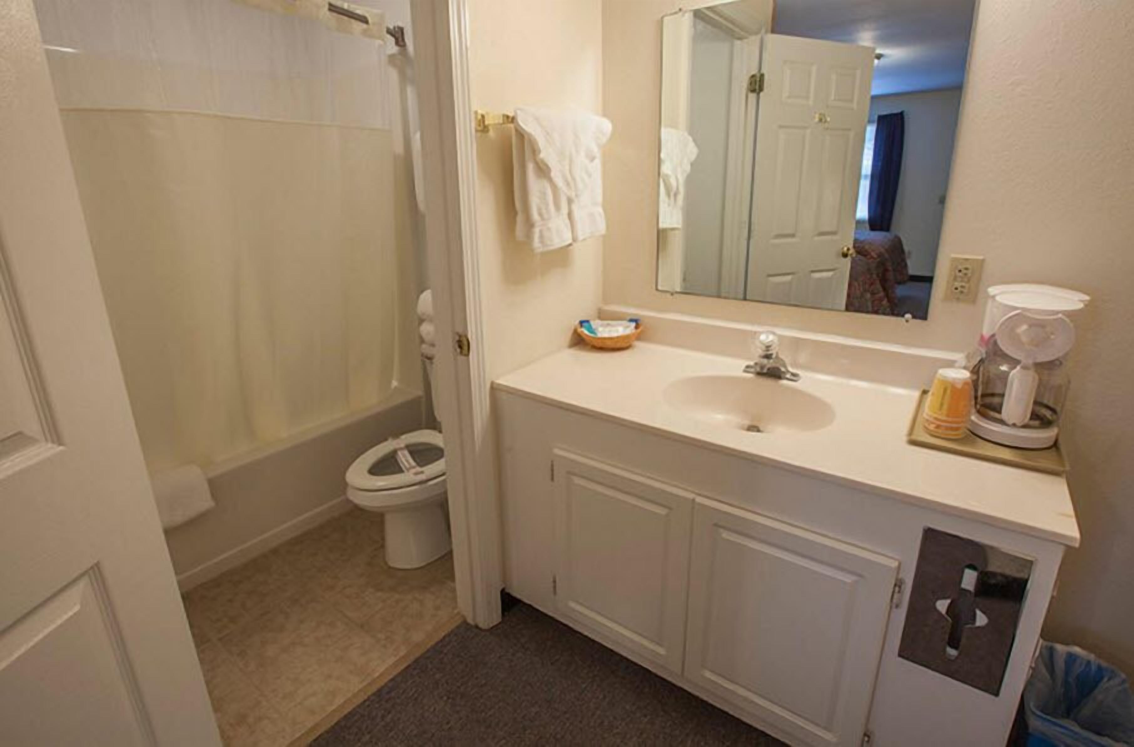 combined shower/bathtub, free toiletries, towels