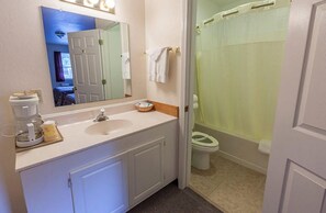 Combined shower/tub, free toiletries, towels
