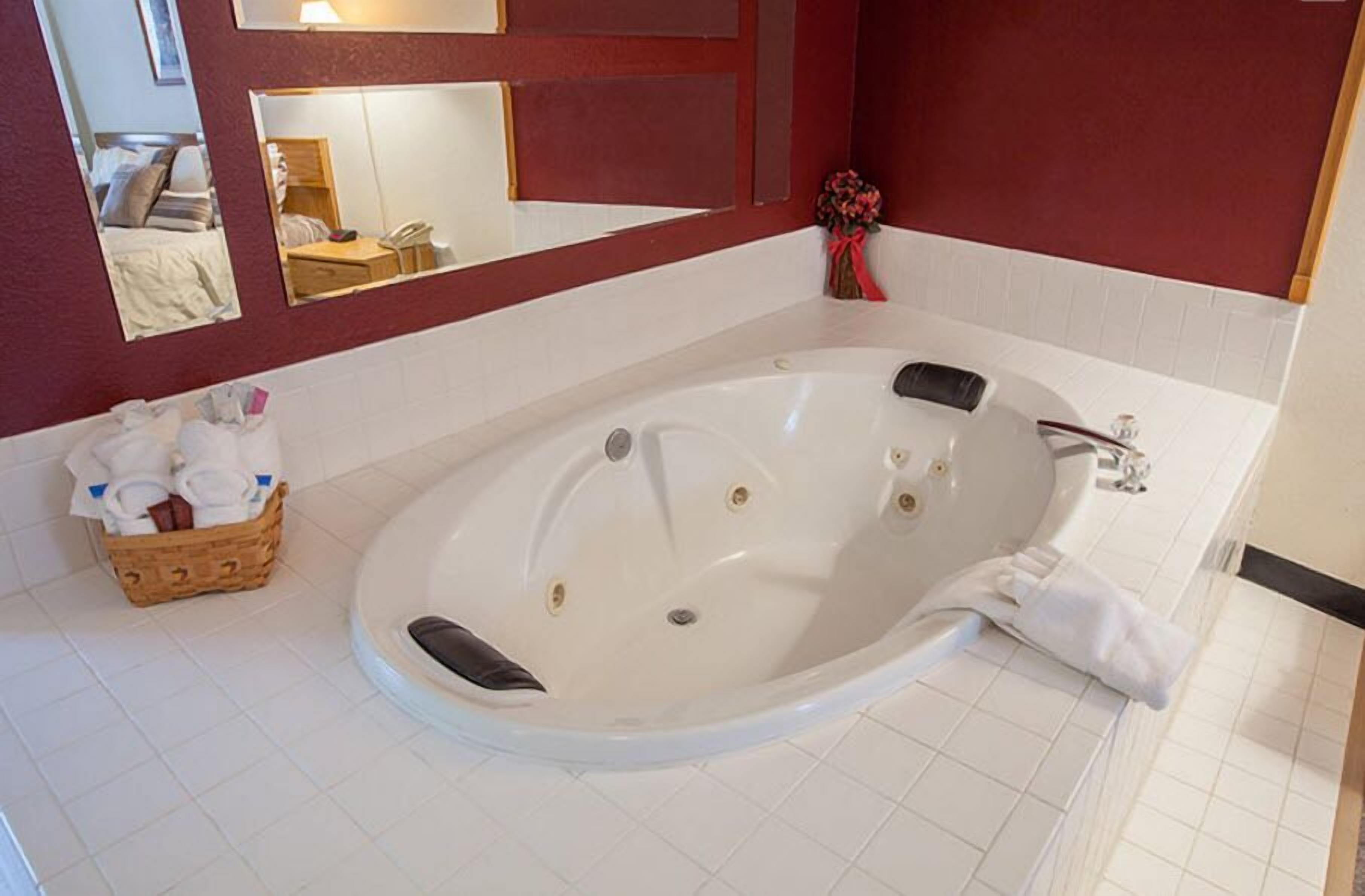 room, 1 king bed, jetted tub | jetted bathtub