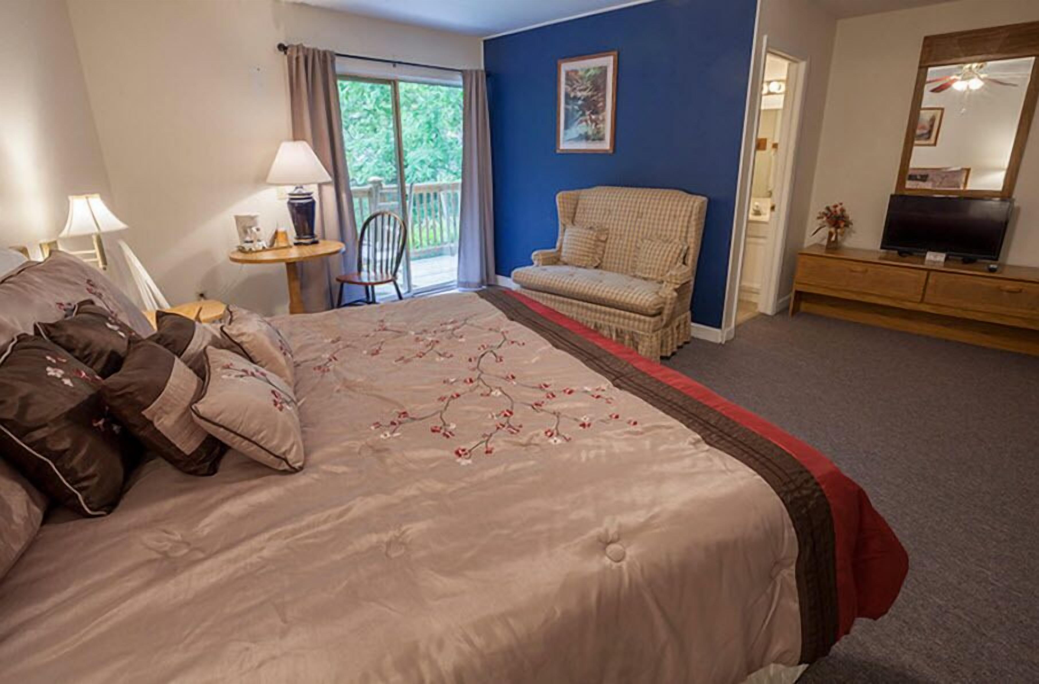 room, 1 king bed, jetted tub | blackout curtains, iron/ironing board, free wifi, bed sheets