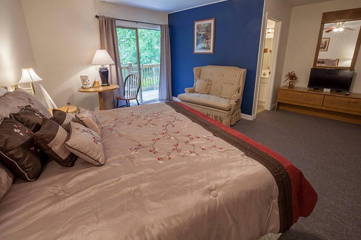 room, 1 king bed, jetted tub | blackout curtains, iron/ironing board, free wifi, bed sheets