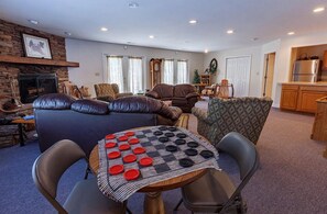 Lobby sitting area - Maggie Valley Creekside Lodge (Maggie Valley)