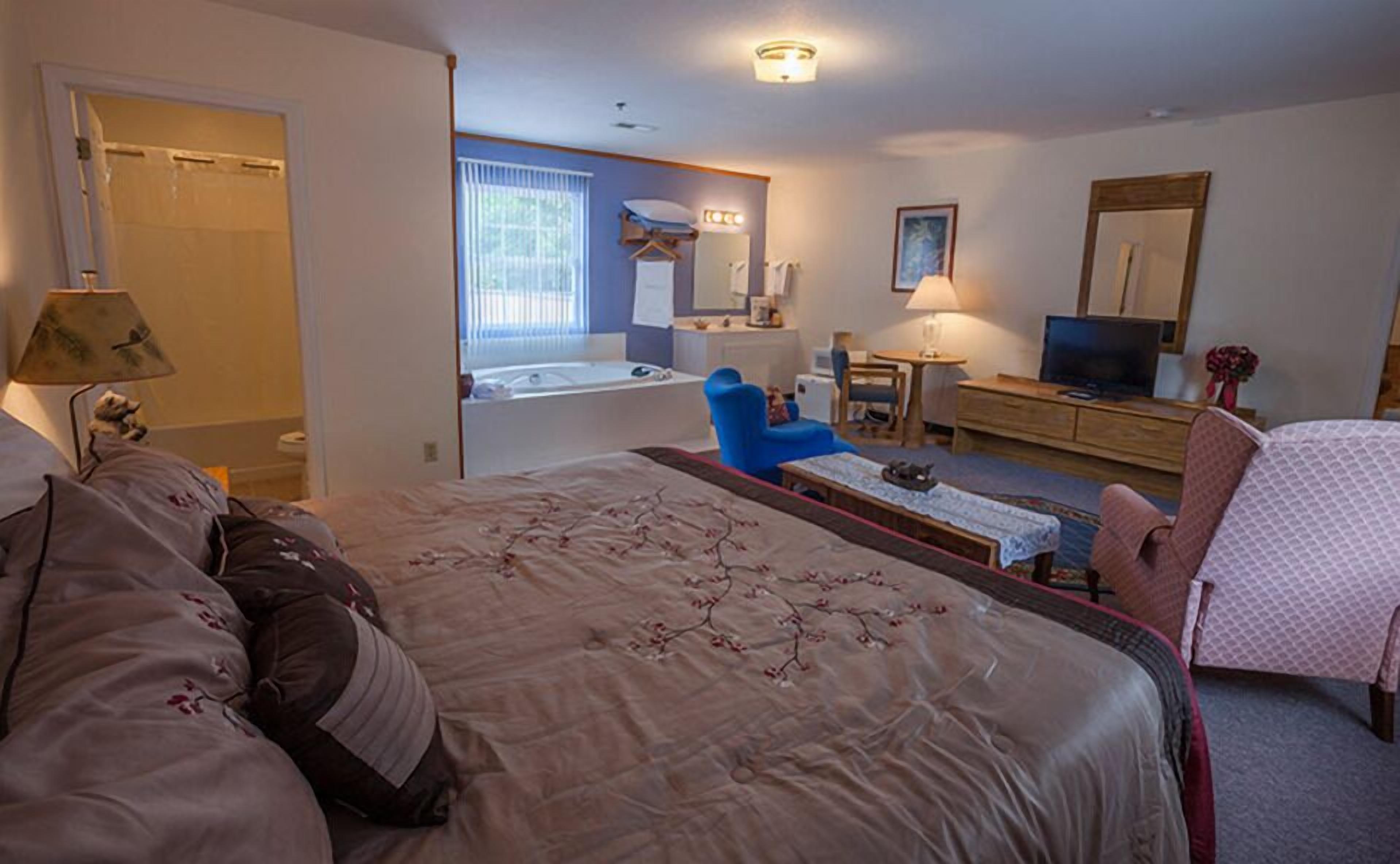 room, 1 king bed, jetted tub | blackout curtains, iron/ironing board, free wifi, bed sheets