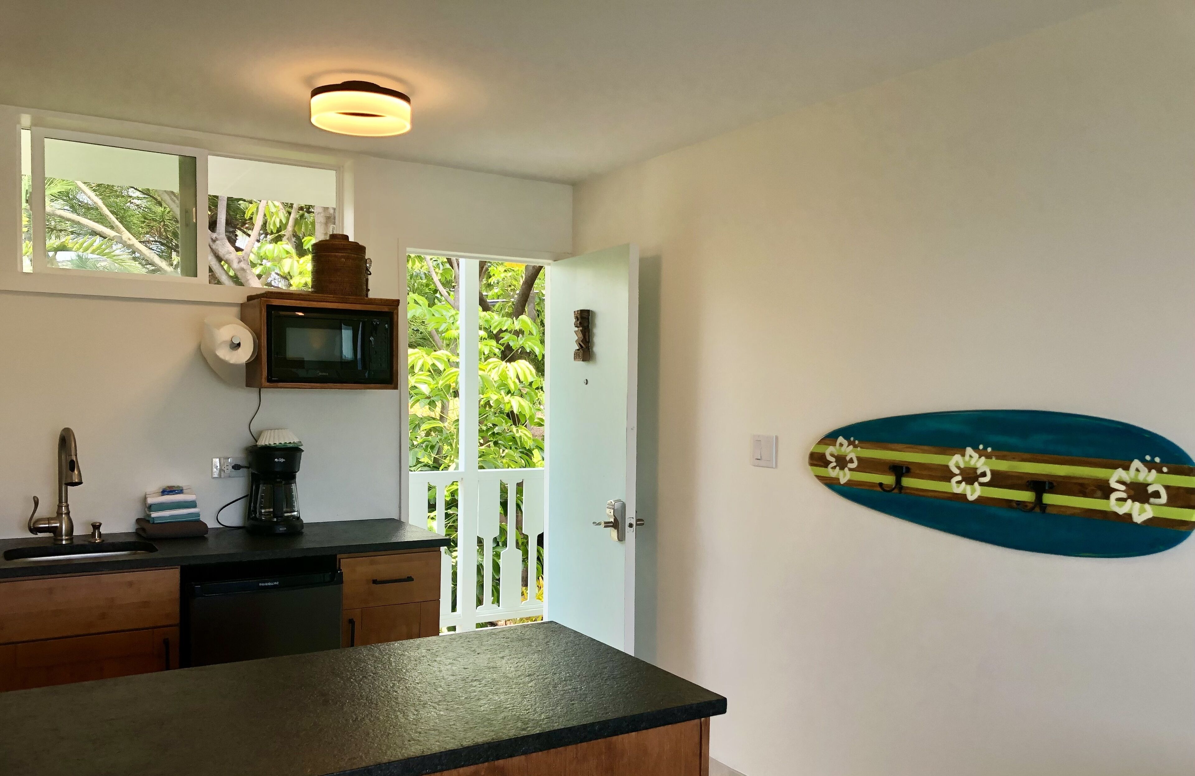 1 king bed, lanai, ocean view, 2nd floor | private kitchenette | mini-fridge, microwave, coffee/tea maker, electric kettle