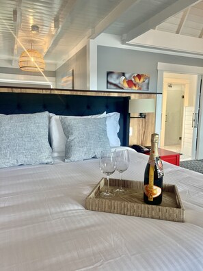 Tabla de planchar con plancha y ropa de cama