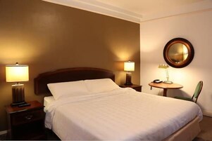 Superior Room, 1 King Bed, Private Bathroom | Desk, iron/ironing board, free WiFi, bed sheets
