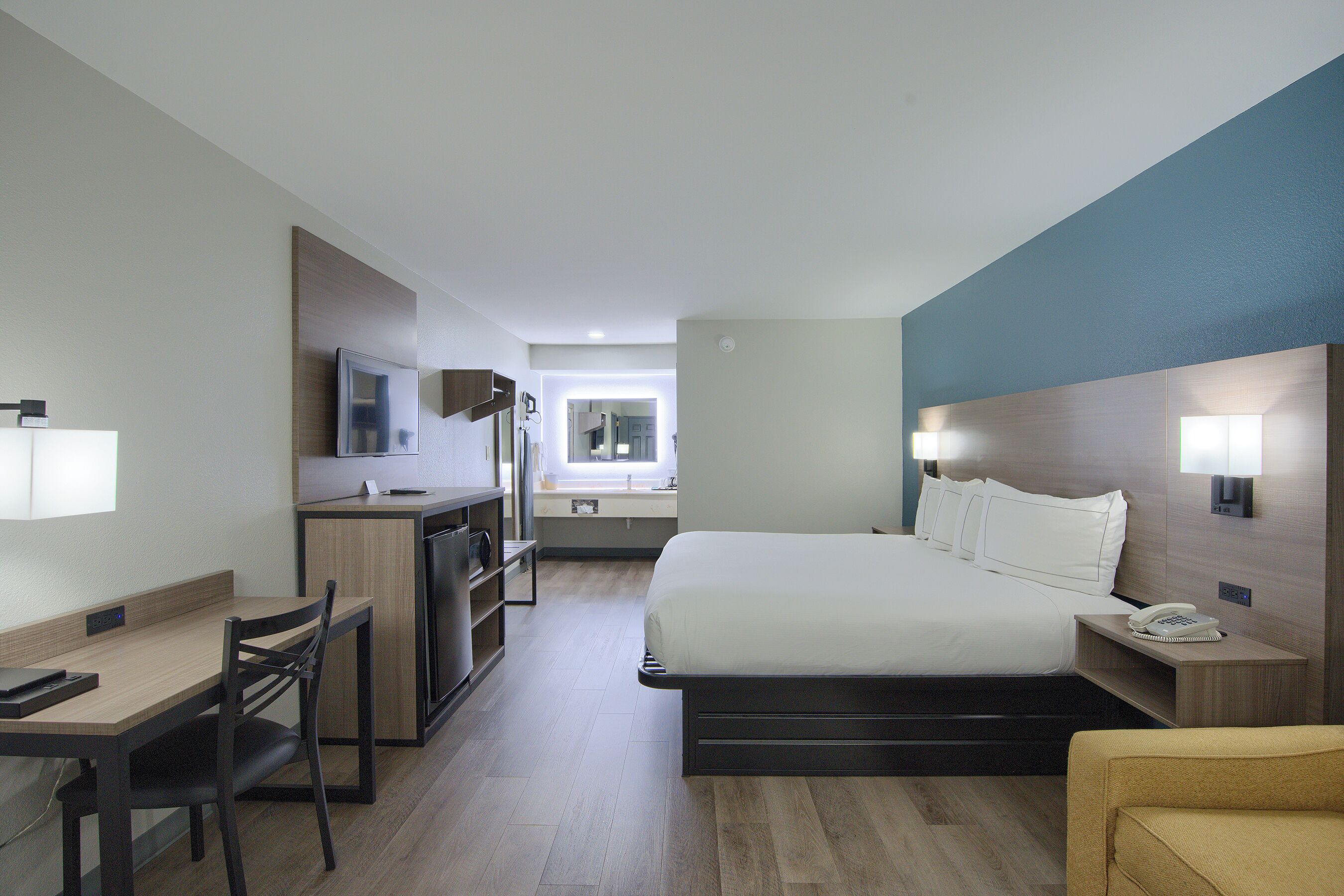 Rom – standard, 1 kingsize-seng | Skrivebord, strykejern/-brett, wi-fi (inkludert) og sengetøy