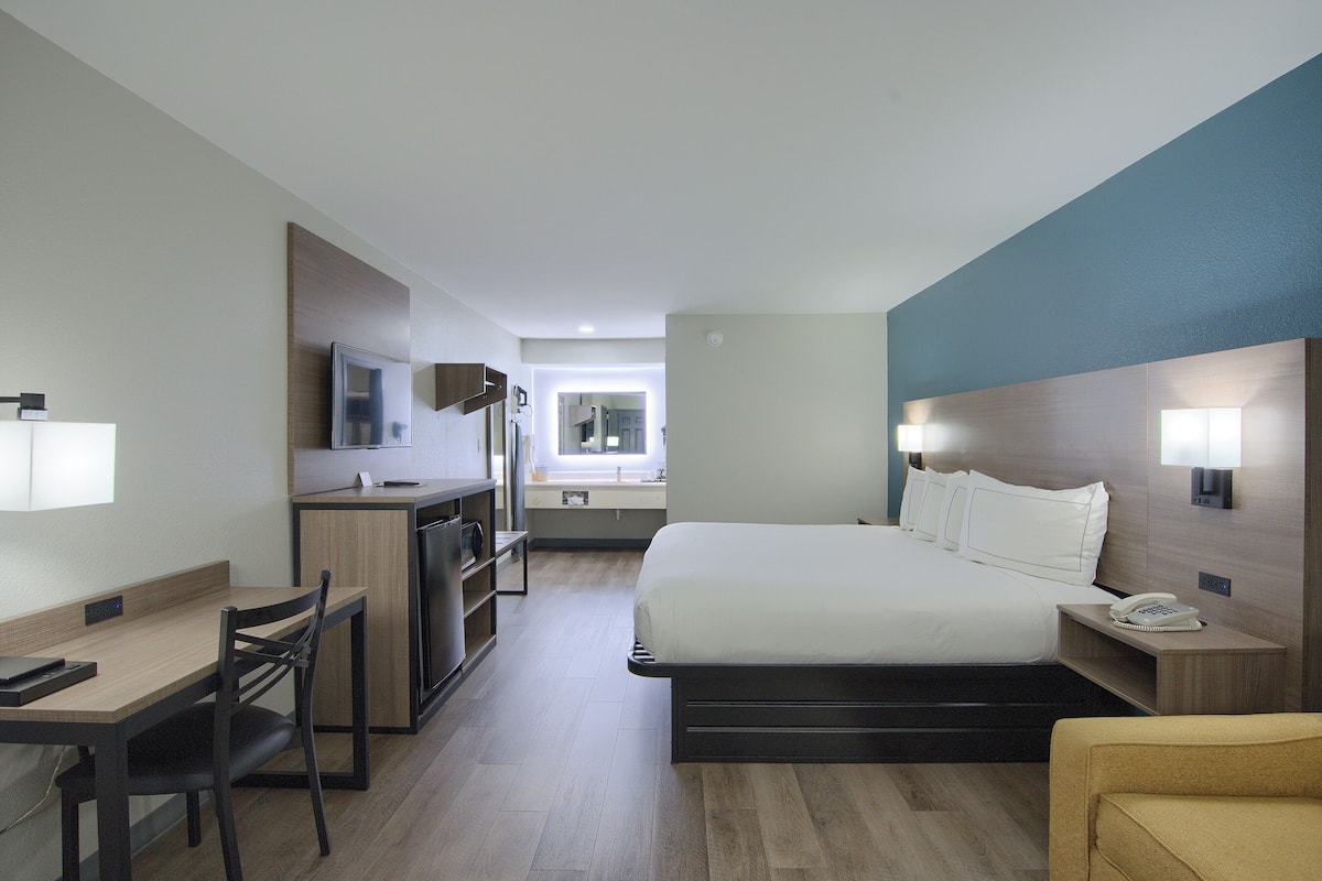 Rom – standard, 1 kingsize-seng | Skrivebord, strykejern/-brett, wi-fi (inkludert) og sengetøy