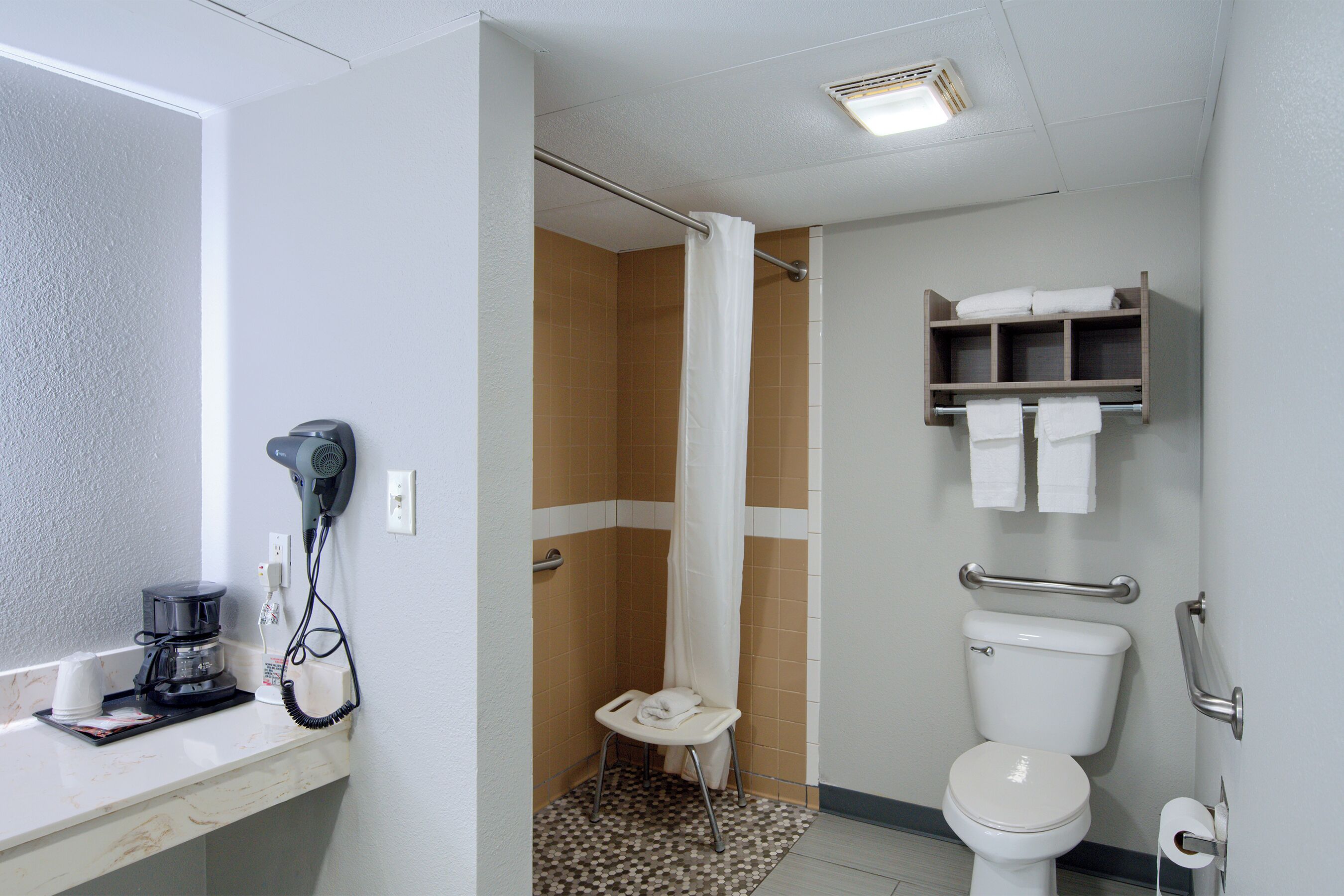 Rom – standard, 1 kingsize-seng, tilgjengelighetstilpasset | Bad | Toalettartikler (inkludert) og håndklær