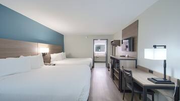 Escritorio, tabla de planchar con plancha, wifi gratis y ropa de cama