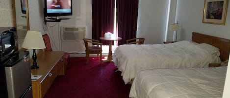 Escritorio, wifi gratis y ropa de cama