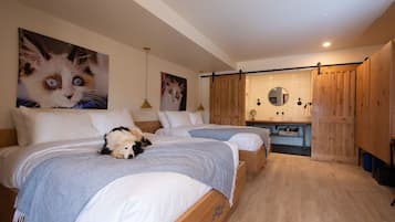 In-room safe, individually decorated, laptop workspace, blackout drapes