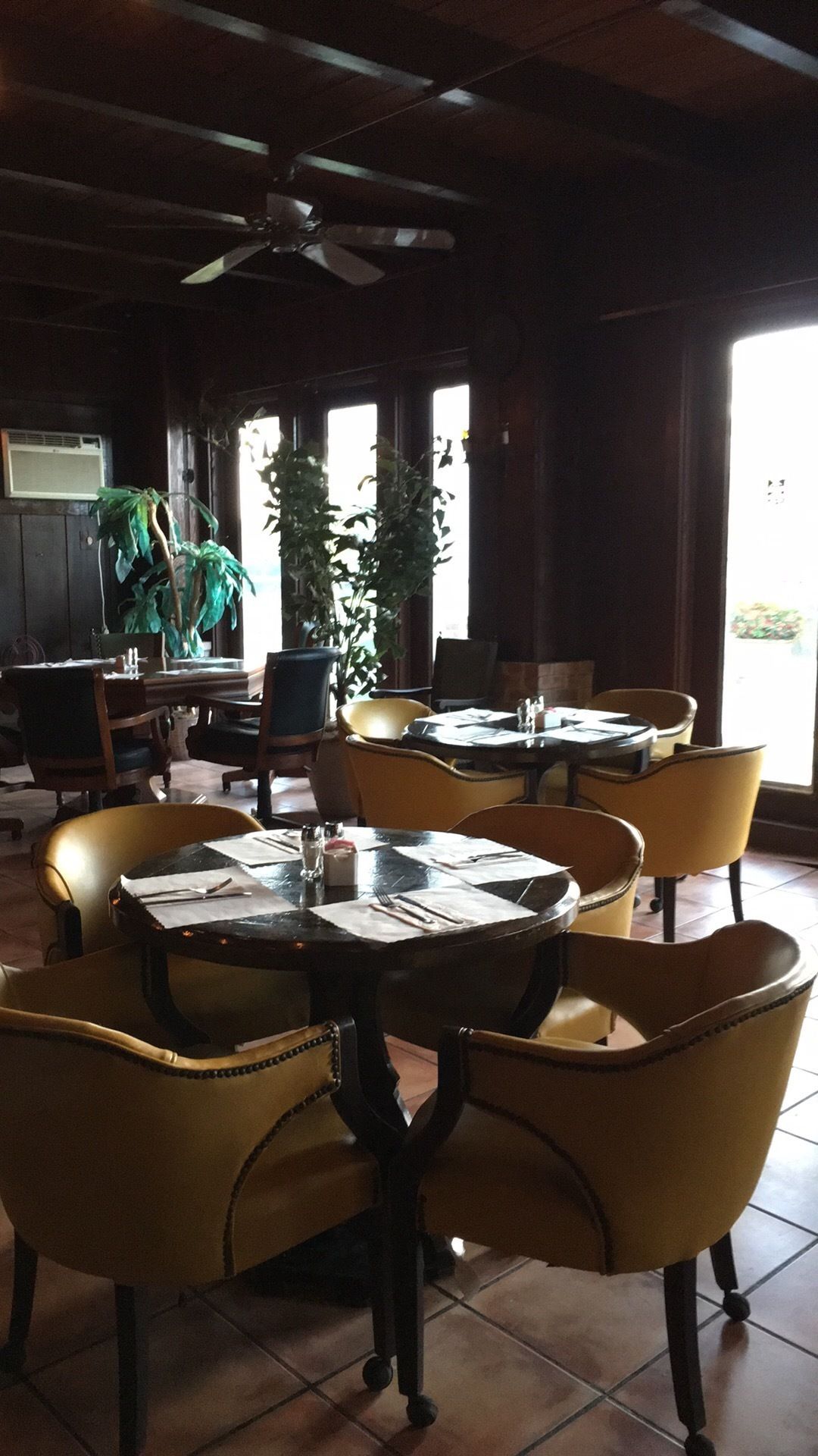 2 bars/lounges