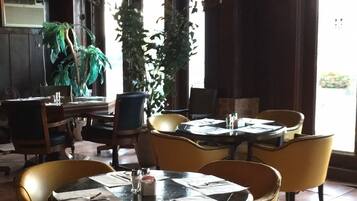 2 bars/lounges