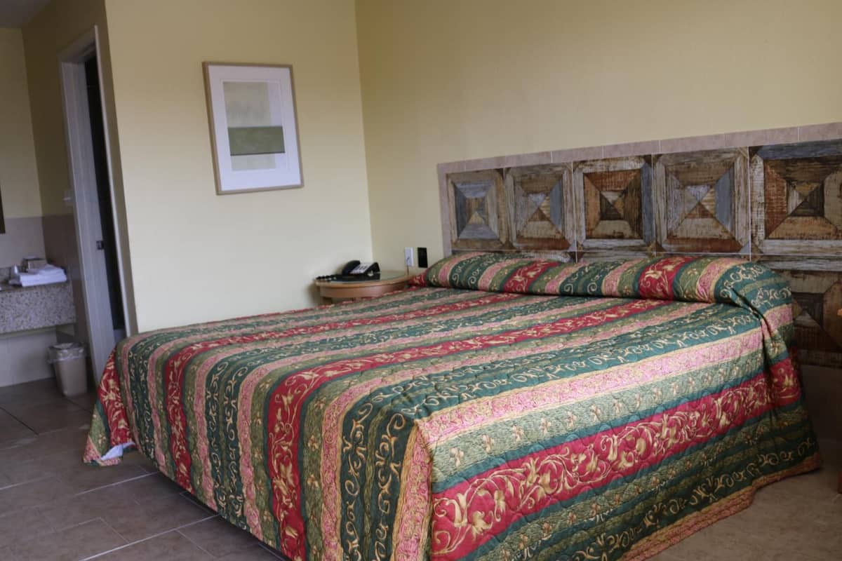 Economy Single Room, 1 King Bed, Smoking | Desk, free WiFi, bed sheets