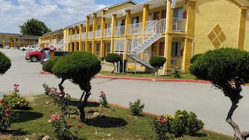 Vista frontal de la propiedad