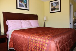Deluxe Single Room, 1 King Bed | Desk, free WiFi, bed sheets