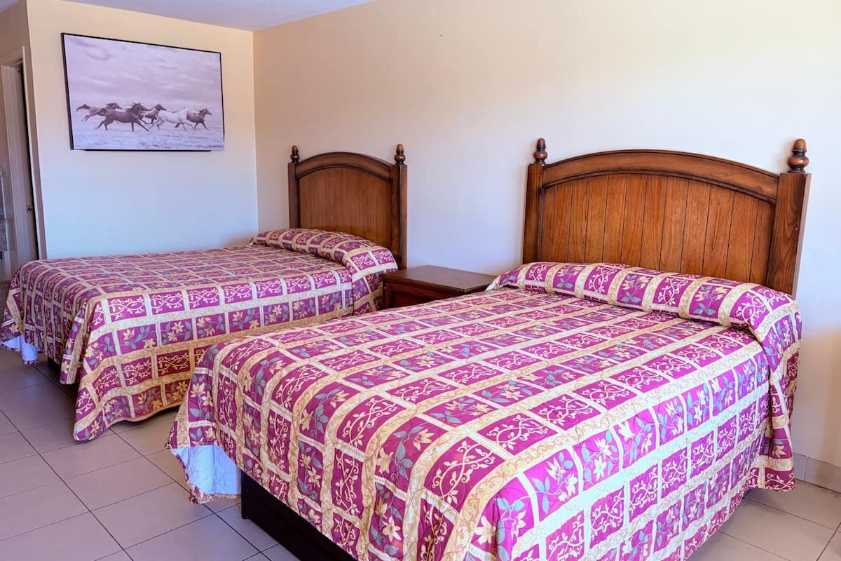Habitación, 2 camas matrimoniales, para fumadores | Escritorio, wifi gratis y ropa de cama