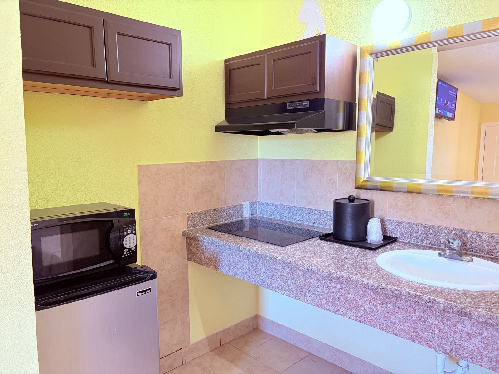Chambre, 1 très grand lit (Kitchenette) | Salle de bain