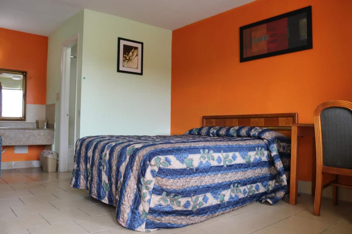 Economy Single Room, 1 King Bed, Non Smoking | Desk, free WiFi, bed sheets