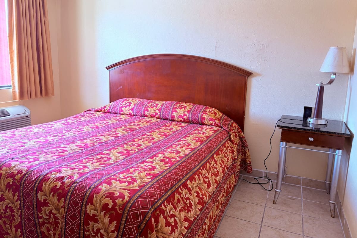 Habitación, 1 cama King size, para fumadores | Escritorio, wifi gratis y ropa de cama