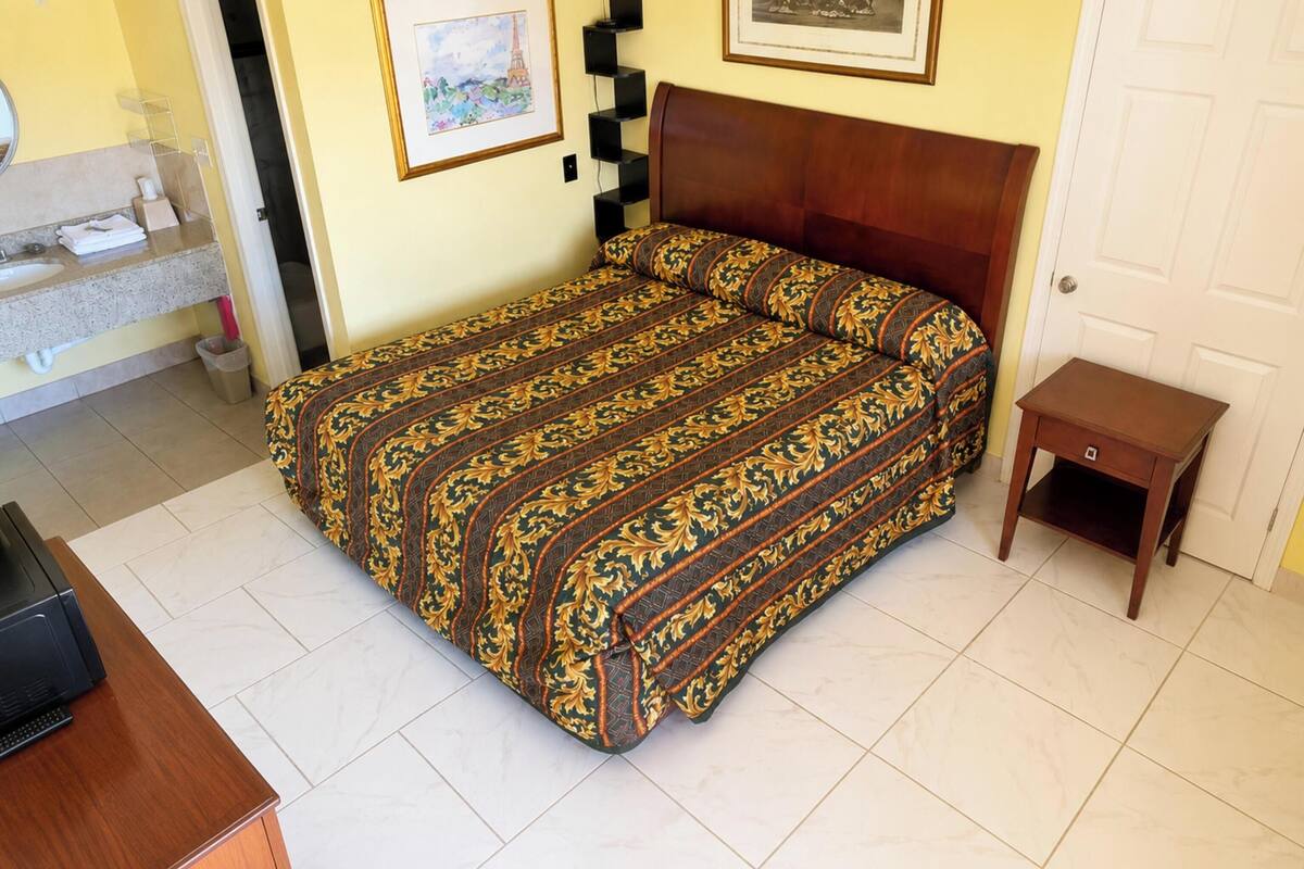 Room, 1 King Bed, Non Smoking | Desk, WiFi (free), bed sheets