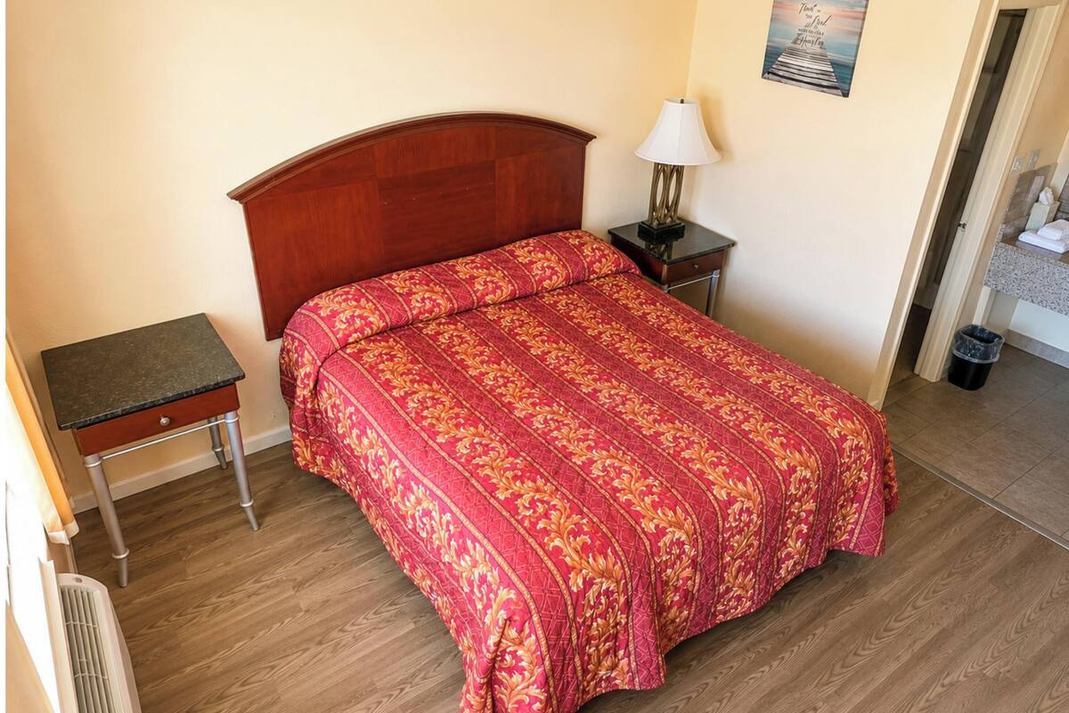 Room, 1 King Bed, Smoking | Desk, WiFi (free), bed sheets
