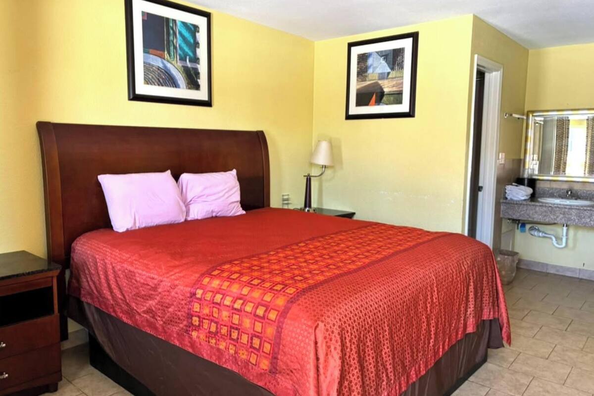 Desk, WiFi (free), bed sheets