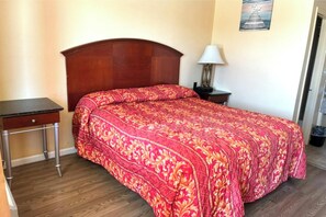 Room, 1 King Bed, Smoking | Desk, WiFi (free), bed sheets