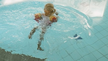 Piscine couverte, 2 piscines extérieures, chaises longues