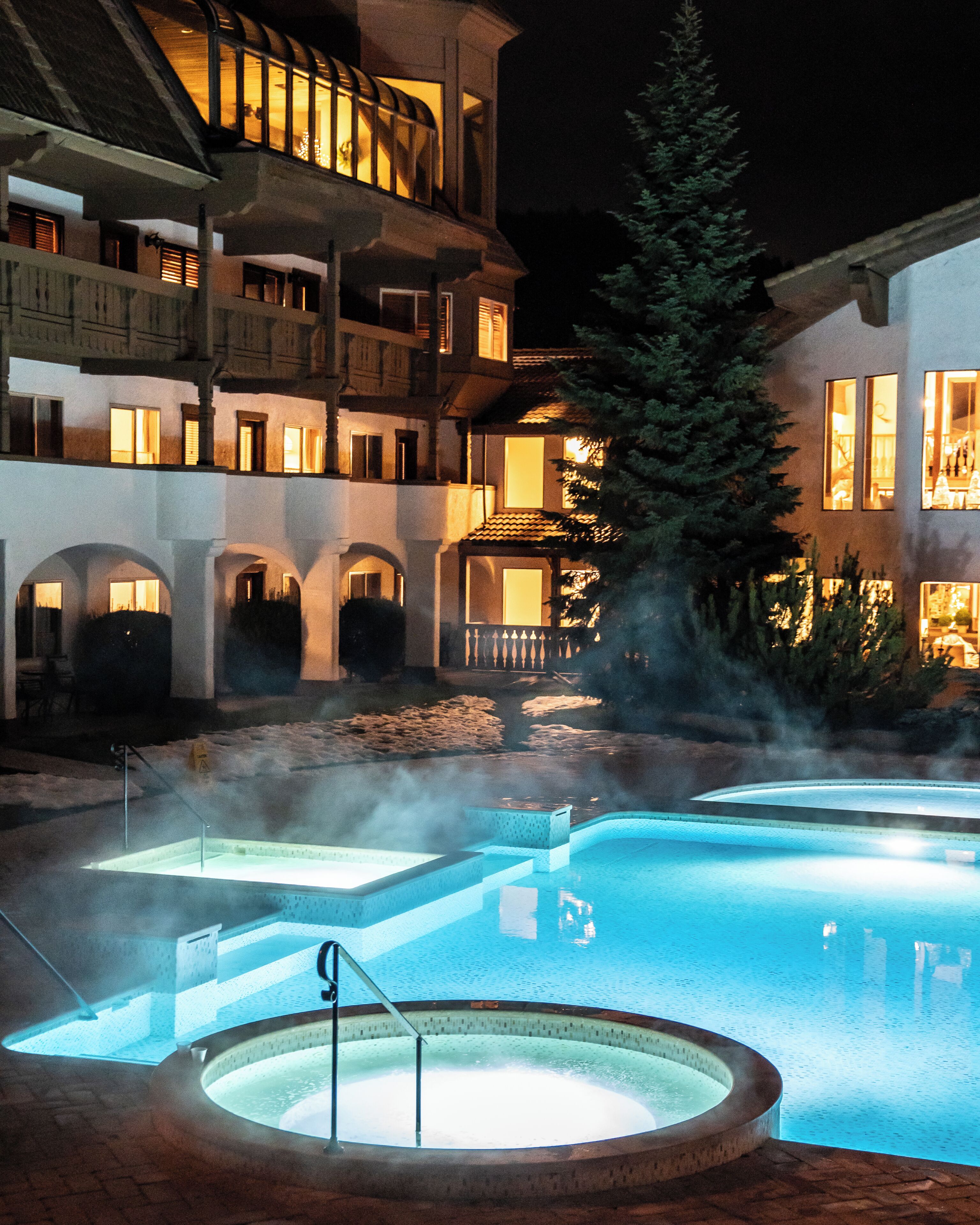 Innenpool, 2 Außenpools, Liegestühle