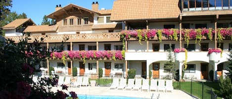 Una piscina cubierta, 2 piscinas al aire libre, tumbonas