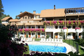 Indoor pool, 2 outdoor pools, open 8:00 AM to 10:00 PM, sun loungers - Enzian Inn (Leavenworth)