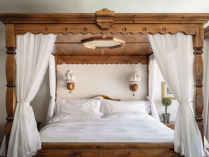 Suite, 1 King Bed with Sofa bed (VIP Suite) | 1 bedroom, in-room safe, free cribs/infant beds, free rollaway beds