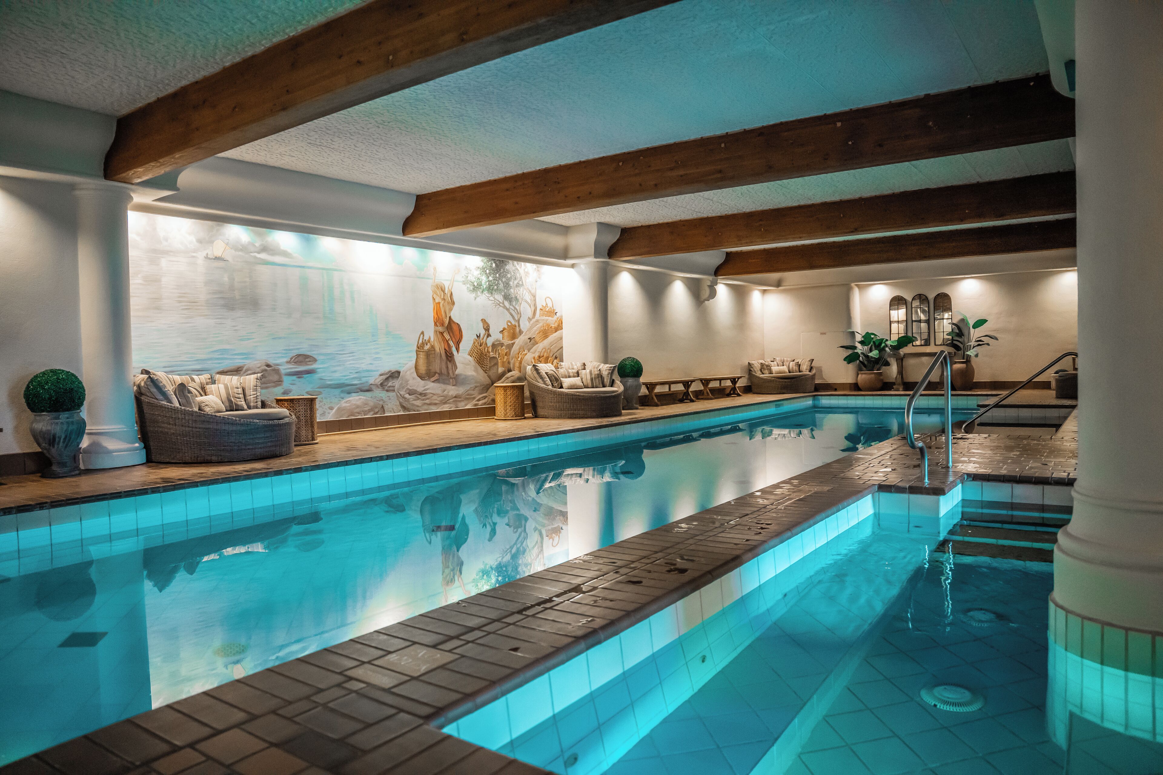 من حمّامات السباحة المغطاة، 2 من حمّامات السباحة الخارجية، مقاعد للتشمس