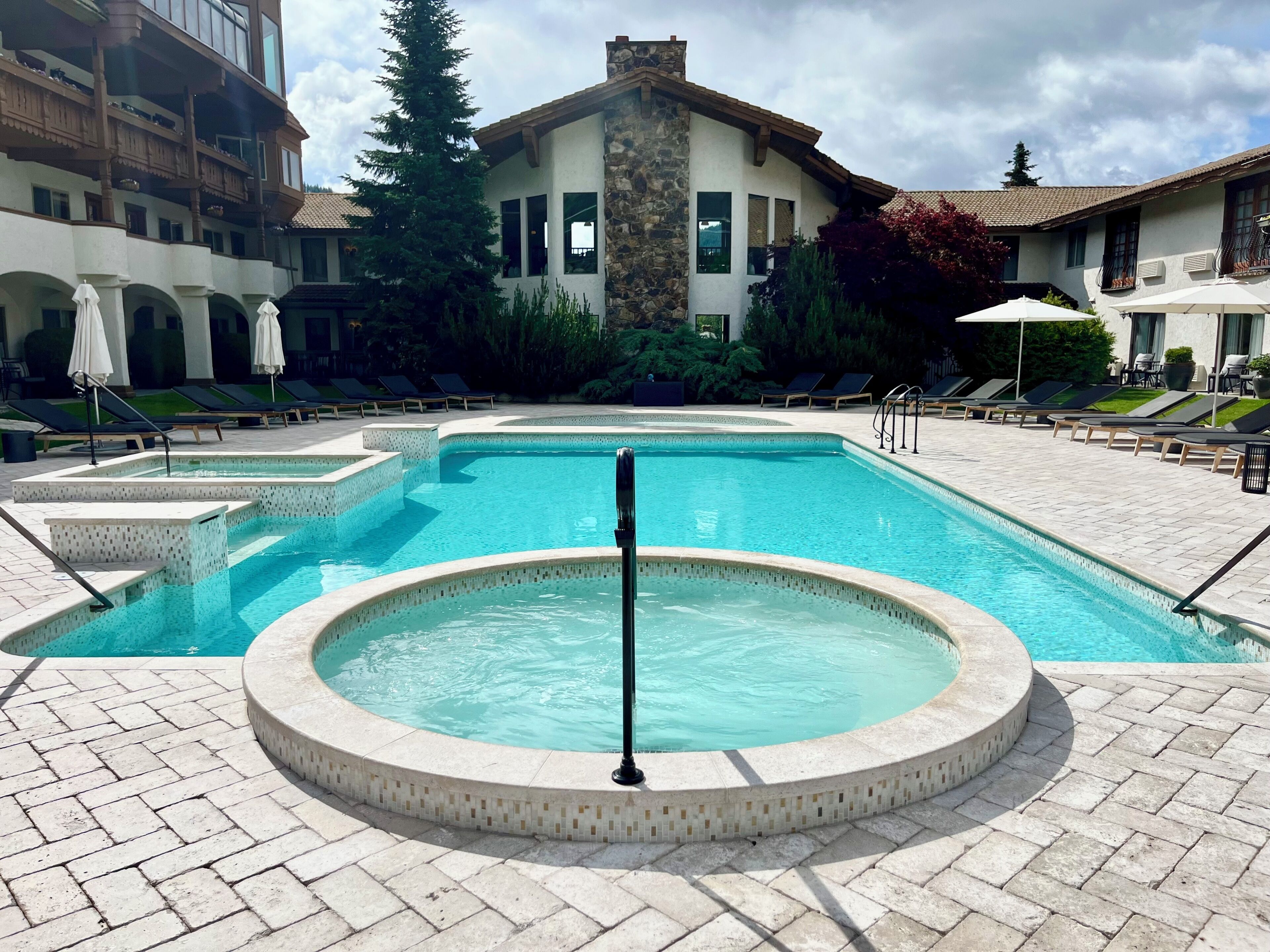 Piscine couverte, 2 piscines extérieures, chaises longues