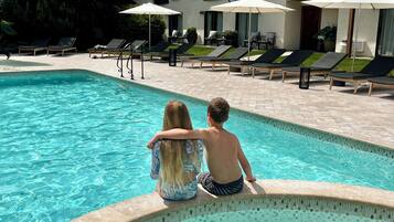 Piscina coperta, 2 piscine all'aperto, lettini