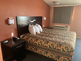 Escritorio, wifi gratis y ropa de cama 