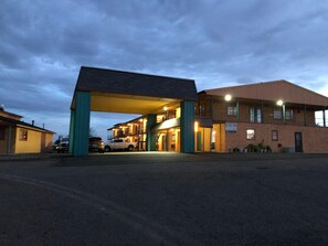 A hotel with a covered entrance, multiple floors, and a sign indicating it is a Royal Inn.