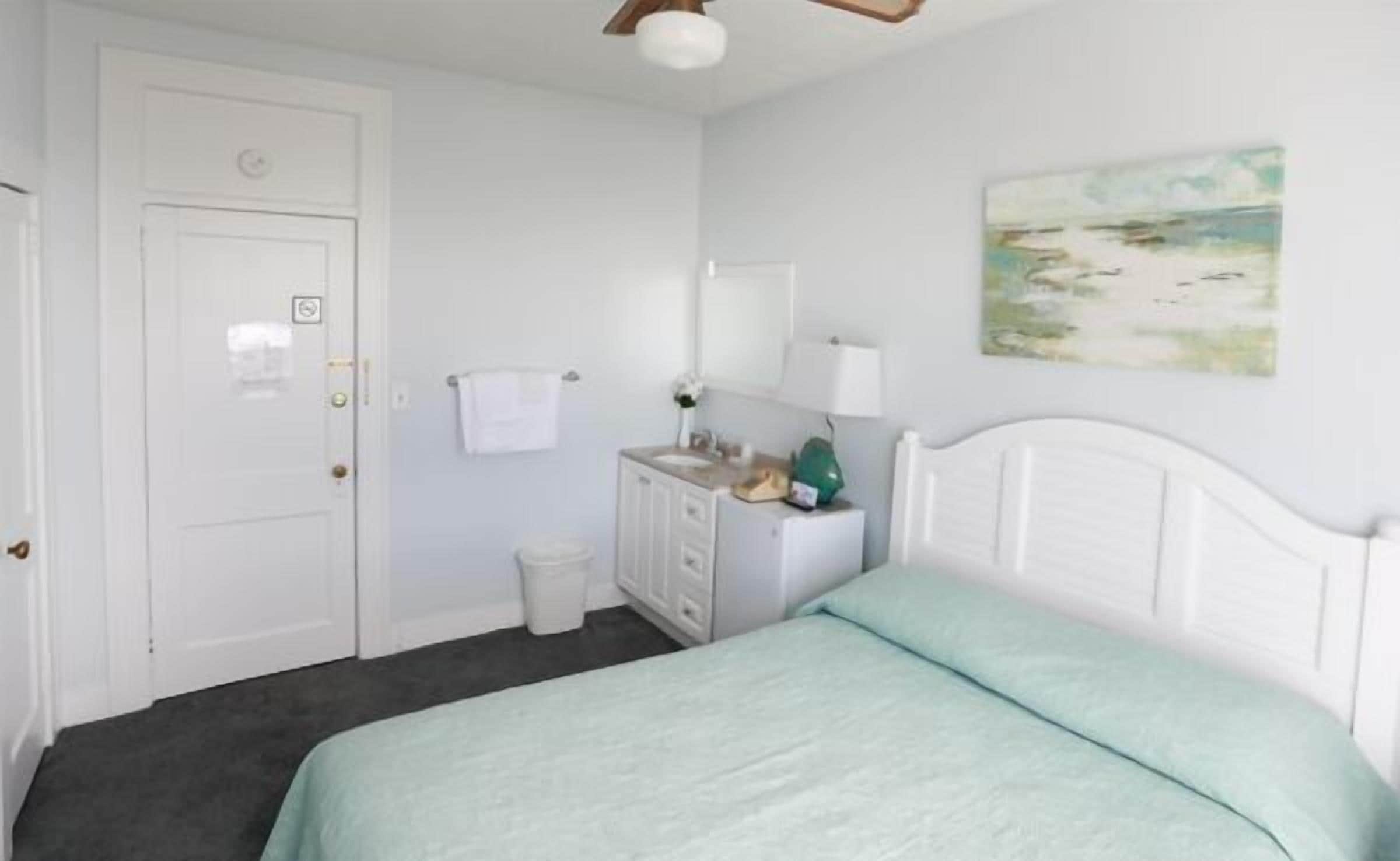 room, 1 queen bed (coastal view) | free wifi, bed sheets