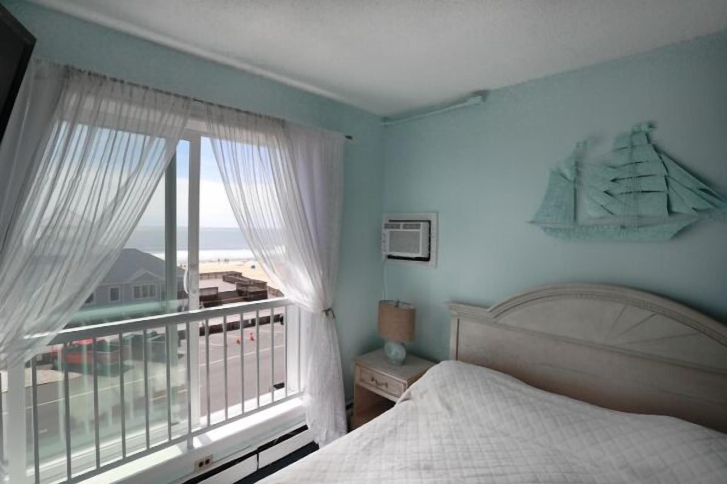 room, 1 queen bed (ocean front view) | free wifi, bed sheets