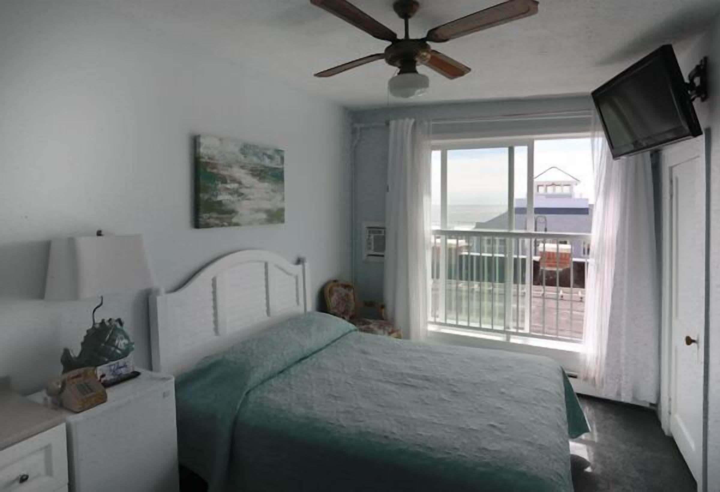 room, 1 queen bed (ocean front view) | free wifi, bed sheets