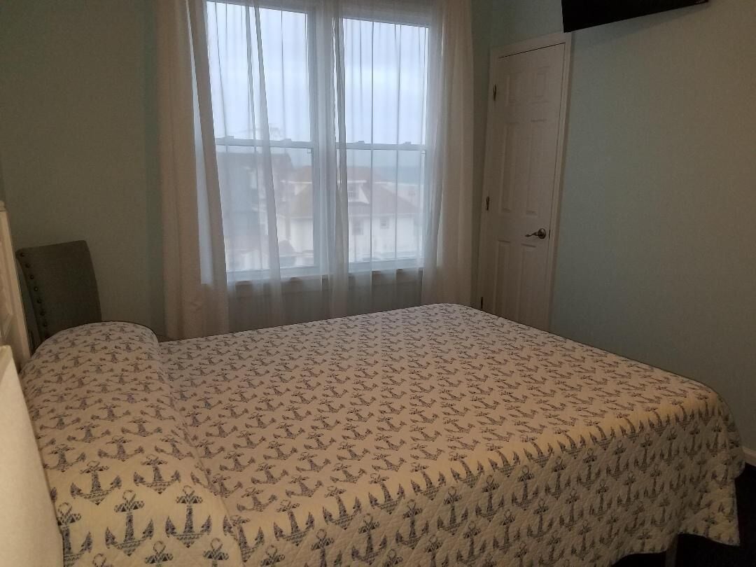 room, 1 queen bed (coastal view) | free wifi, bed sheets