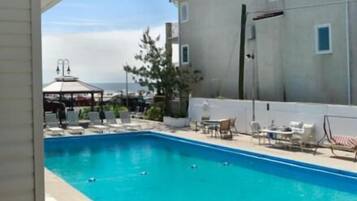 Piscine extérieure (ouverte en saison)