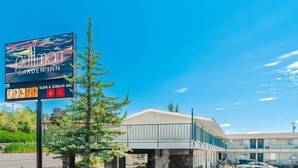 A hotel with a signboard advertising a garden inn and sushi & Korean BBQ. - Pullman Garden Inn (Pullman)