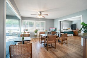 Interior - Pullman Garden Inn (Pullman)