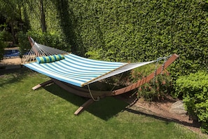 Piscina externa, guarda-sóis, espreguiçadeiras