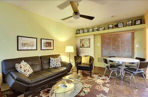 Suite (VIP) | Ruang tamu | 55 inci televisyen skrin rata dengan satelit, TV, Netflix